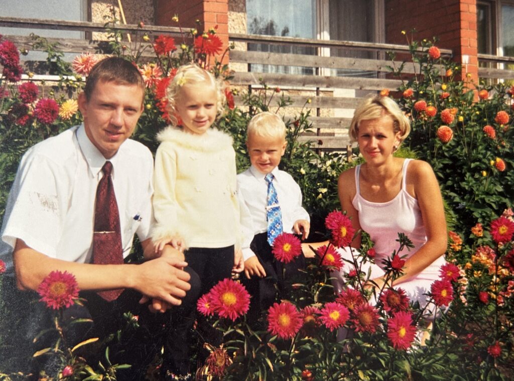 Amanda together with her father, brother, and mother in 2001