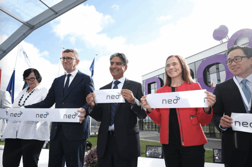 19. septembril avati Narvas Kanada suurettevötte Neo Performance Materials püsimagnetite tehas. Rohkem kui 100 miljoni eurone investeering on seni suurim Kanada investeering Eestisse.