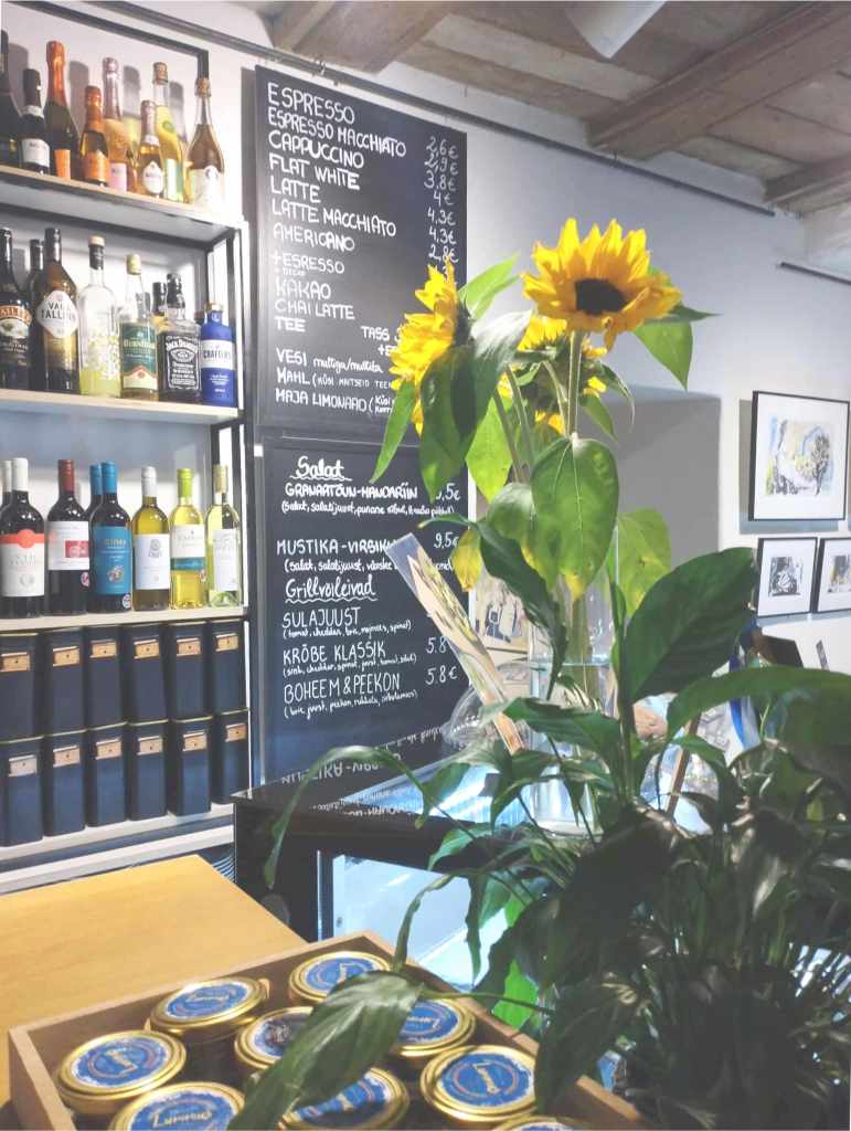 The bar counter with sunflowers in the first hall of Lummus (photo: Jerry Mercury)