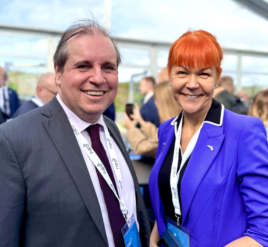 Kanada suursaadik Eestis Laird Hindle ja Eesti Geoloogiateenistuse direktor Sirli Sipp Kulli magnetitehase avamisel Narvas. Laird Hindle on esimene Eestis resideeruv Kanada suursaadik. Foto: © Ülle Baum