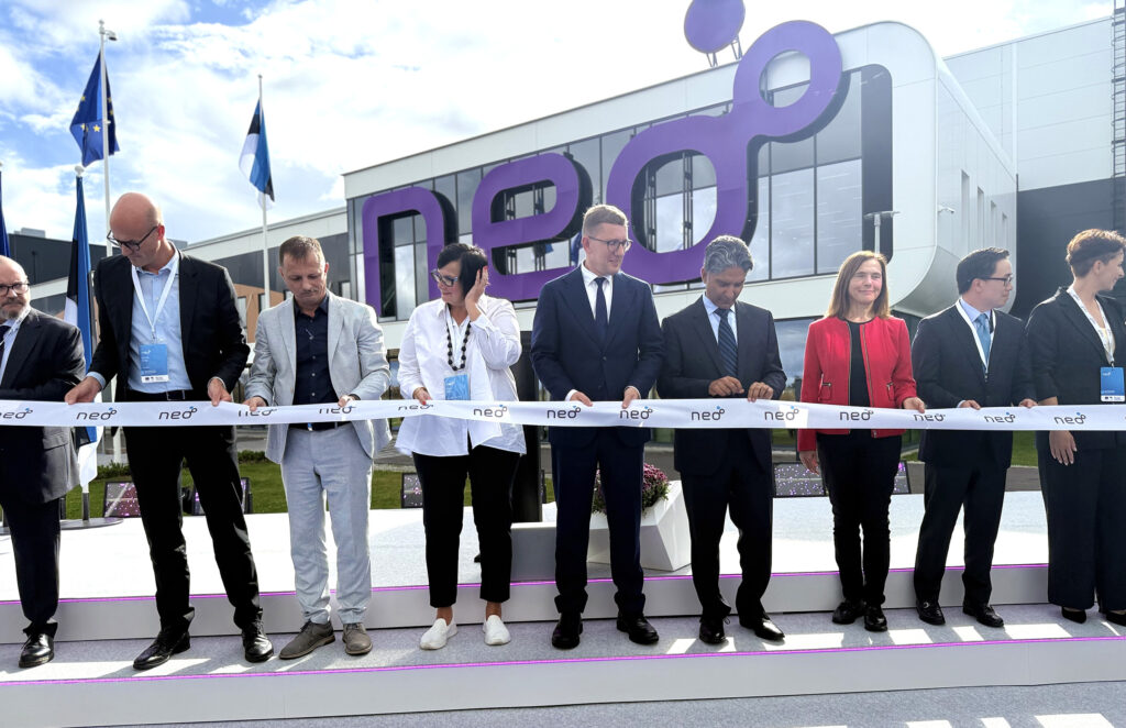 19. septembri NPM Narva tehase pidulikul avamisel lõikas linti ligi kümme inimest, kes kõik olid omamoodi märkimisväärselt kaasa aidanud selle Euroopale nii olulise tehase rajamisel. Fotol keskel on Narva linnapea Katri Raik, Eesti peaminister Kristen Michal, Neo Performance Materials Inc. president ja tegevjuht Rahim Suleman ning Euroopa Komisjoni siseturu ja tööstuse peadirektori asejuht Maive Rute.
Foto © Ülle Baum