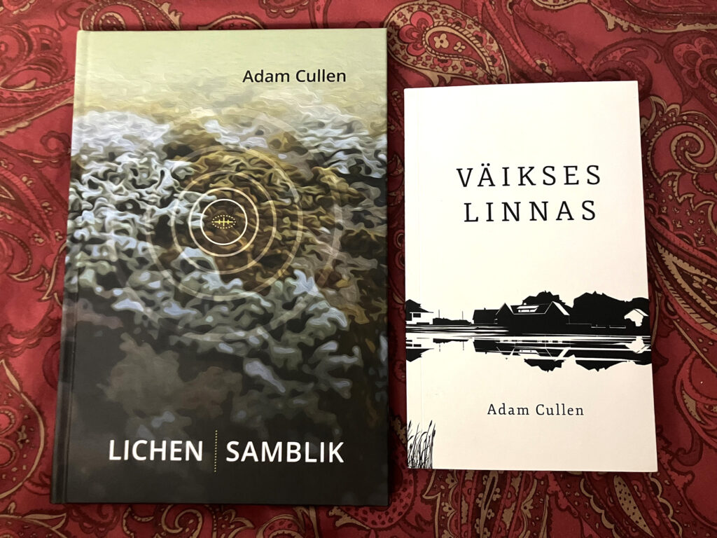 Adami kaks luulekogu, mis kohapeal Haapsalus autogrammiga vääristatud, jõudsid äsja Torontosse ja isegi Kotkajärve Metsaülikooli keelekohvikusse (muidugi mõista!). Eeskujuna, et vaat, ON võimalik võtta täiskasvanuna eesti keel nii omaks, et hakkad selles keeles luuletama. Ja maailma mastaabis olulist kirjandust vahendama. Teos „Lichen / Samblik“ on nii eesti- kui inglisekeelne, haikude kogu „Väikses linnas“ on pühendatud autori kodulinnale Haapsalule. Foto: Riina Kindlam