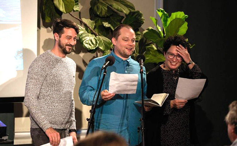 Adam Cullen, Øyvind Rangøy ja Veronika Kivisilla nende ühtepõimitud luulekogu „Kolme sõlme“ esitlusel. Foto: Kris Moor / SIRP