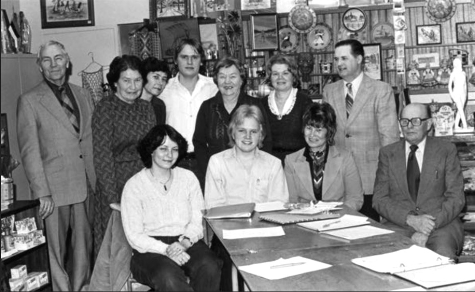 Virulased koos Toronto Eesti Majas, Abistamiskomitee äris. Istuvad Silvi Anne Terts Verder, Jaan Vaikla, Evi Kilu, Alfred Sepa. Seisavad Juhan Laanes, Ilse Pilvet, Leili Päike Terts, Erik Verder, Vaike Purga, Elna Lahesaar Libe, Hugo Valter. Foto: VEMU arhiiv