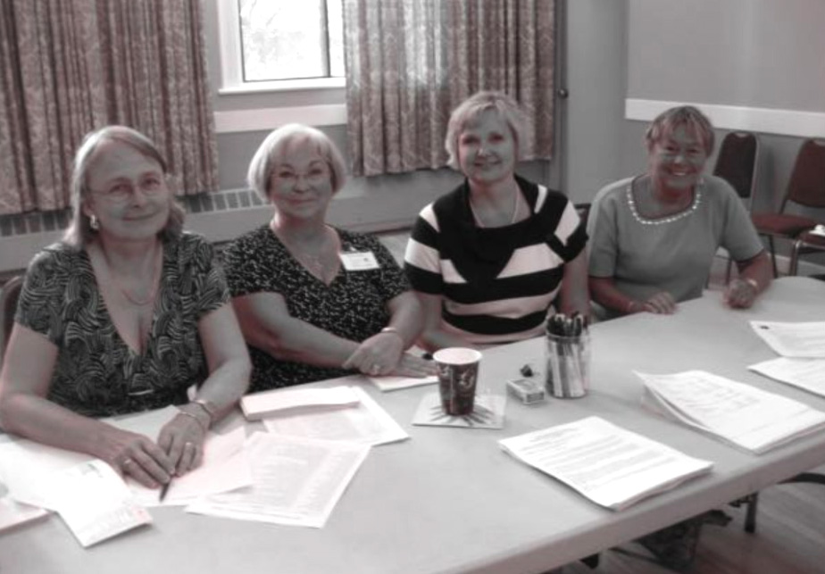 Eesti Abistamiskomitee Kanadas peakoosolek Toronto Eesti Majas. Ehatare administraator registraatoritega (vasakult) Tiiu Agur, Monica Webber, Ruth McFarlane, Ester Mandra. Foto: VEMU arhiiv