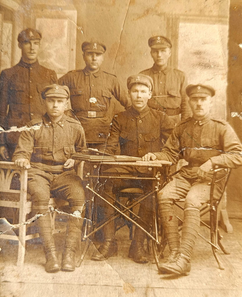 Ajalooline foto kuperjanovlastest. J. Kuperjanovi Seltsi esimehe Olev Tedre hinnangul on tegemist kevad-suvega 1919, sest piltidel on kasutusel sõjaväelised tunnused (kraetärnid), mis tulid kasutusele kõnealuse aasta aprillis. Foto sõjasündmustiku taust võib olla Petserimaal või Lätis. Kuivõrd fotod pärinevad Muhumaalt, võivad asjaosalised selle kandiga seotud olla. Kes neid mehi ära tunneb, palun märku anda meiliaadressil: Aldokals2@gmail.com märkusega pildil ees või taga vasakult esimene, teine jne (vajadusel võib ka helistada telefonil 56 908 945).