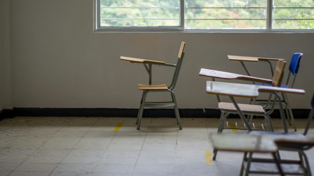 Armchairs near a window, by Jeisson Ortiz on Pexels.com.