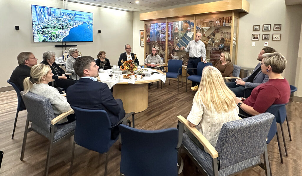 Mõttevahetus rektorite ja Kanada eestlaste organisatsioonide esindajate vahel Ehatares. Kõnelemas Eesti Abistamiskomitee Kanadas juht Allan Meiusi. Foto: Piret Reinus