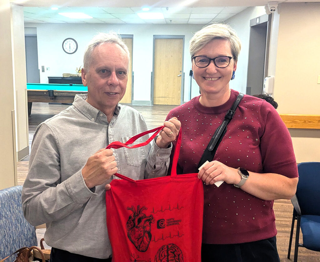 Tartu Tervishoiu Kõrgkooli rektor Ulla Preeden annab üle kingitused kõikide külas olevate rektorite poolt Eesti Abistamiskomitee Kanadas juhile Allan Meiusile. Foto: Maimu Mölder