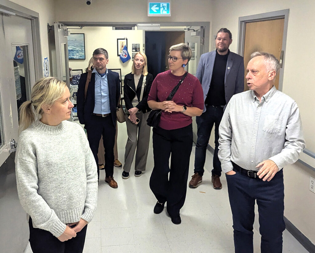 Rektorid ringkäigul Ehatares, kus nad said ka juttu ajada elanikega. Foto: Maimu Mölder