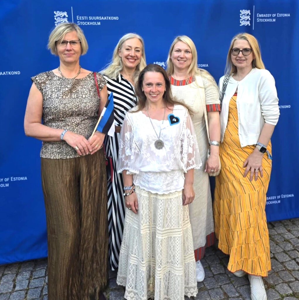 Stockholmi Eesti suursaatkonnas vastuvõtul: Margit Lõiv, Kaja Jakobsen, Ingrid Pent, Mari Kooskora, Sirle Sööt. Foto: erakogu