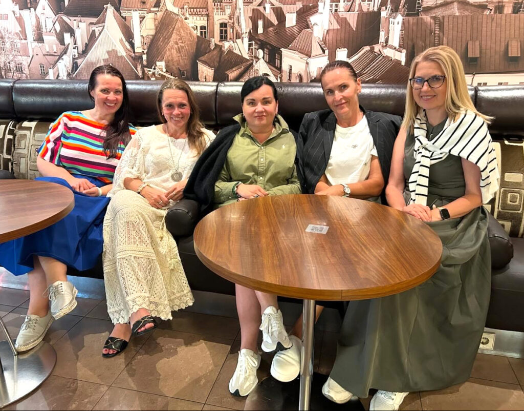 ESTO legendaarse A-teami liikmed, kes korraldanud koos kaks viimast ESTO-t: Margit Nurmeots-Oras, Sirle Sööt, Evely Koitla, Sigrid Saluste, Mari Kooskora. Foto: erakogu