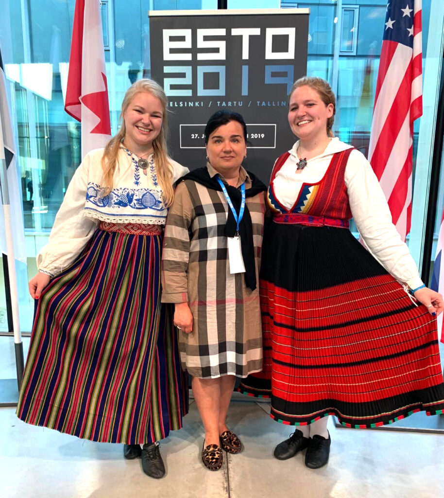 Eesti Rahva Muuseumis ESTO 2019 ajal koos New Yorgi Saare Vikati rahvatantsijate Lianna ja Katrina Maria Vinkmaniga. Foto: erakogust