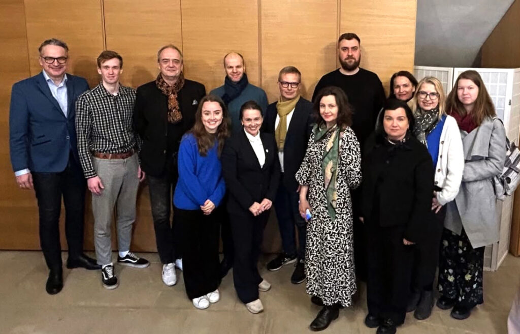 ESTO 2025 korraldustoimkonna liikmete, Laulu- ja Tantsupeo Sihtasutuse liikmete ning Narva muuseumi esindajatega 2024.a kevadel Narva linnuses asuvas Narva Muuseumis, et arutada Narvas plaanitavaid üritusi. Foto: erakogu