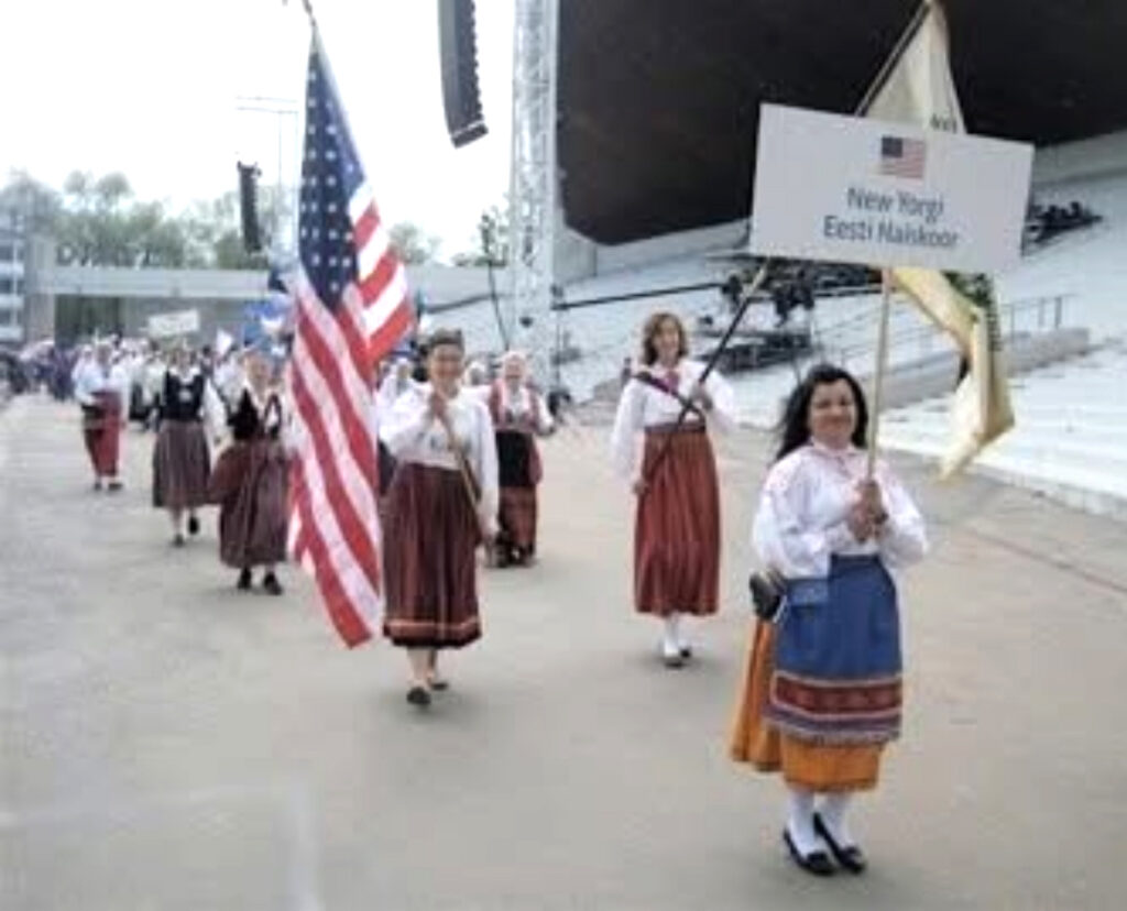 Aastatetagusel laulupeofotol kannab Evely rongkäigus NY Eesti Naiskoori silti. Foto: erakogu