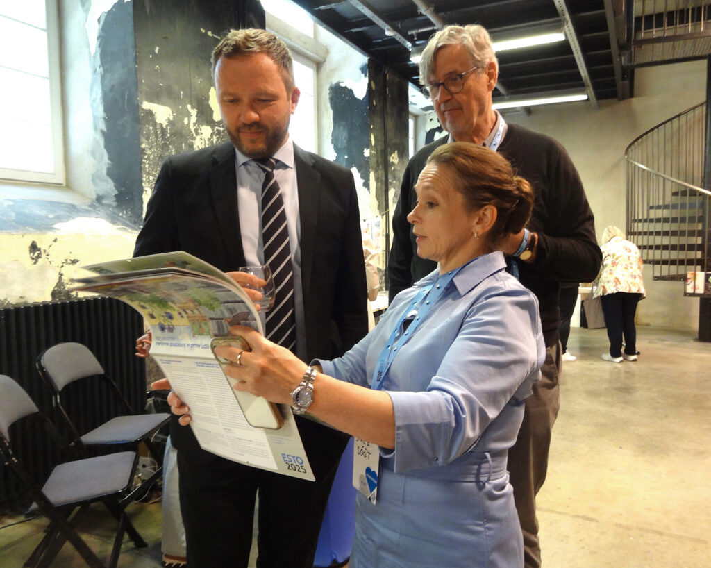 Esto2025 peakorraldaja Sirle Sööt tutvustab maailma Eesti majade ja suvekodude kalendrit Eesti välisministrile Margus Tsahknale ja Rein Viirale Stockholmist. Foto: Kai Kiilaspea