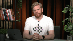 Ivo Visak in "Koolijuhi võimalus kasutada TI-d," screenshotted from Ti-Hüpe's YouTube channel.