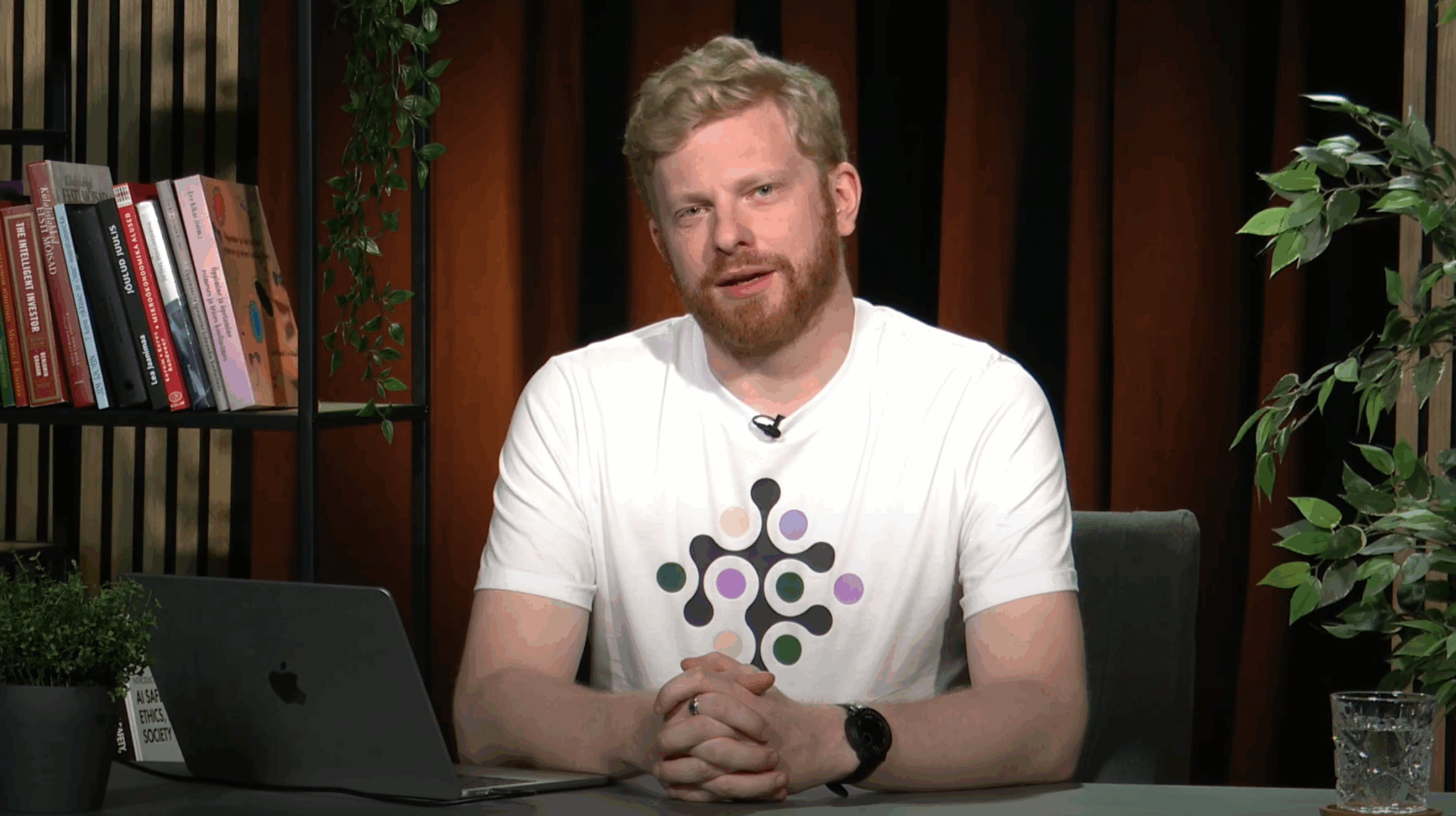 Ivo Visak in "Koolijuhi võimalus kasutada TI-d," screenshotted from Ti-Hüpe's YouTube channel.