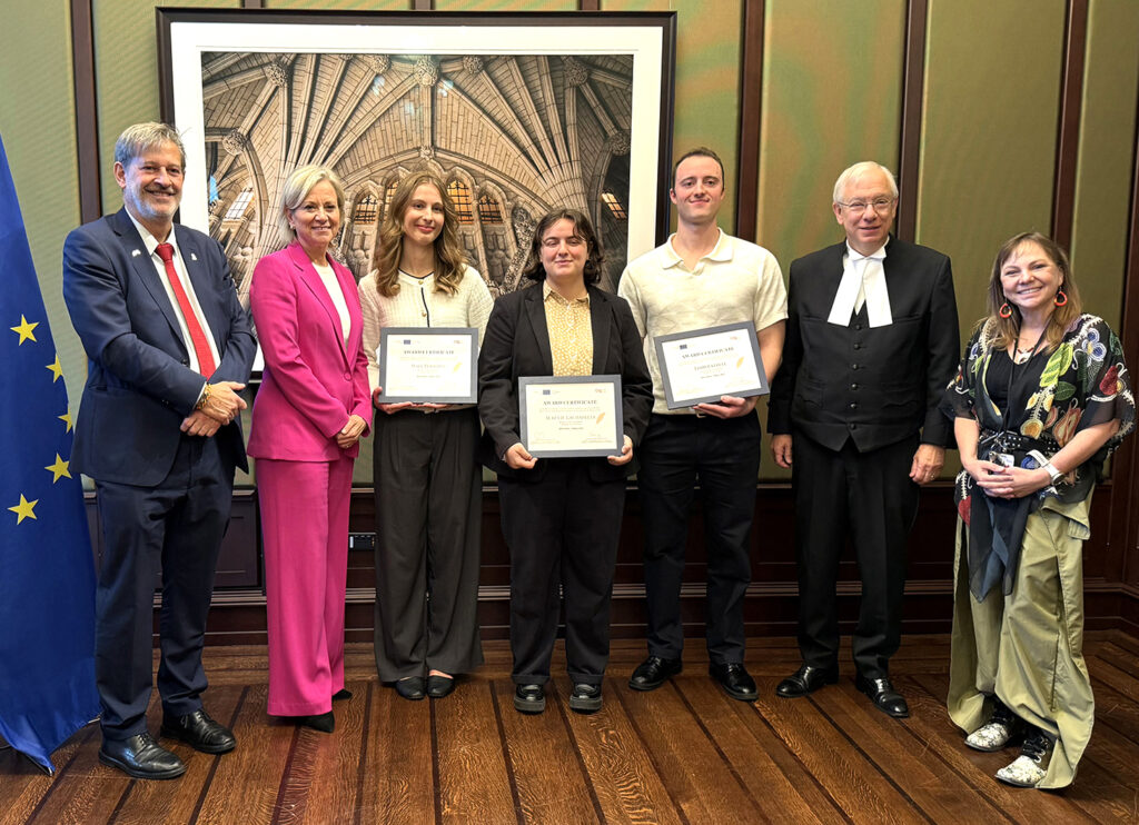 28. oktoobril Ottawas Parlamendimäel toimunud autasustamise tseremoonial. Vas.: Javier Moreno Sánchez, Member of the European Parliament and Chair of the EP Delegation for relations with Canada; Euroopa Liidu suursaadik Geneviève Tuts; autasu võitnud ajakirjanikud Maia Tustonic, Aurélie Lachapelle ja Liam Razzell, Kanada parlamendi alamkoja spiiker Francis Scarpaleggia ning Karyn Pugliese, Canadian Association of Journalists (CAJ) endine president. Foto: © Ülle Baum
