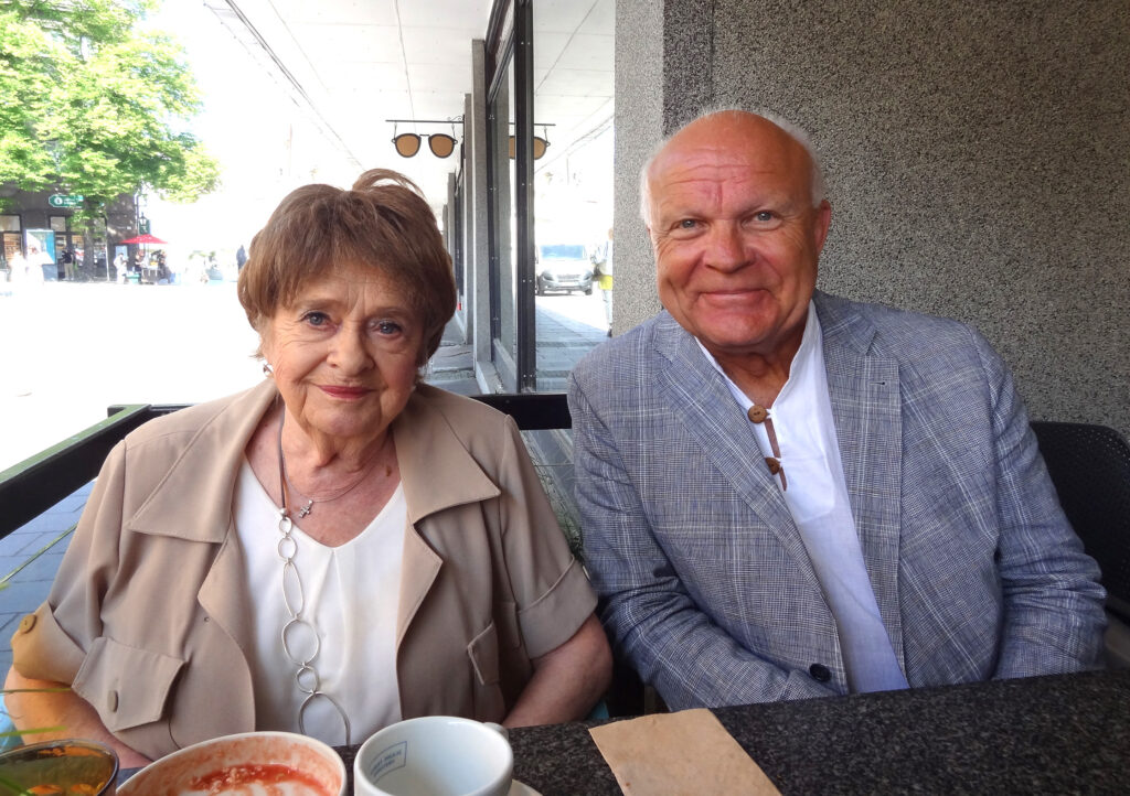 Kevadise raamatuloterii peavõiduks oli kohtumine kirjanikuga. Loosiõnn naeratas Paul Kiilaspeale ning suvel Eestis sai meeleolukas kokkusaamine amastatud kirjaniku Leelo Tunglaga ka teoks.