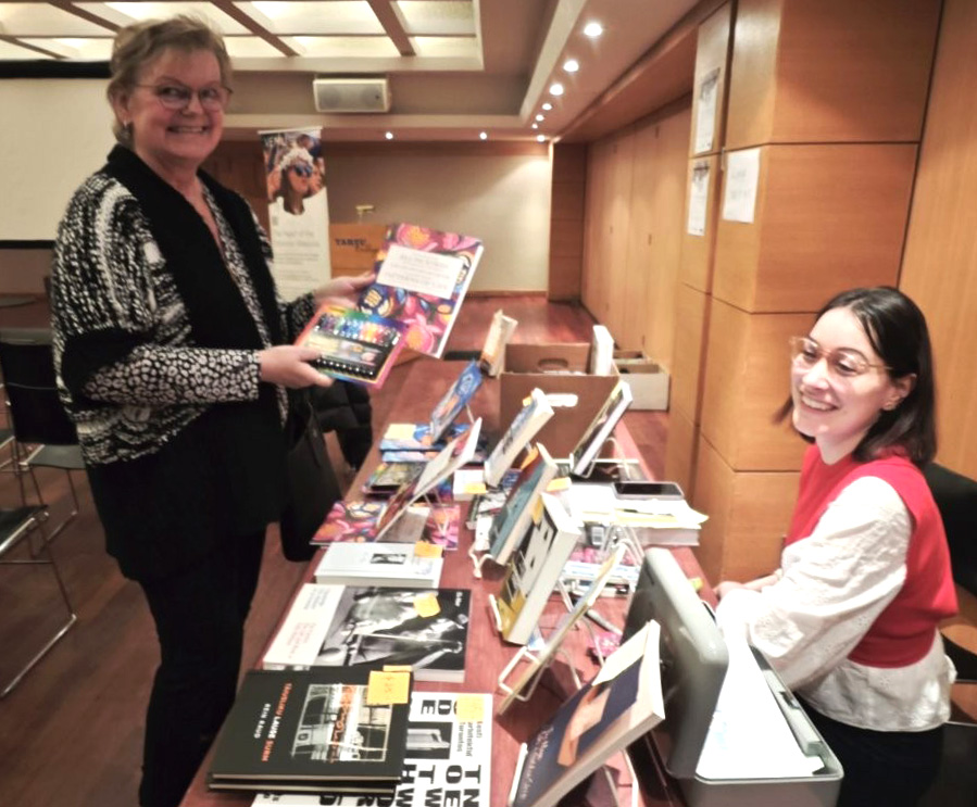 Hetk kevadiselt VEMU raamatulaadalt. Eda Oja on leidnud meeldivad raamatud, mida Laani Teetsov VEMU müügilaualt lahkelt pakkus.