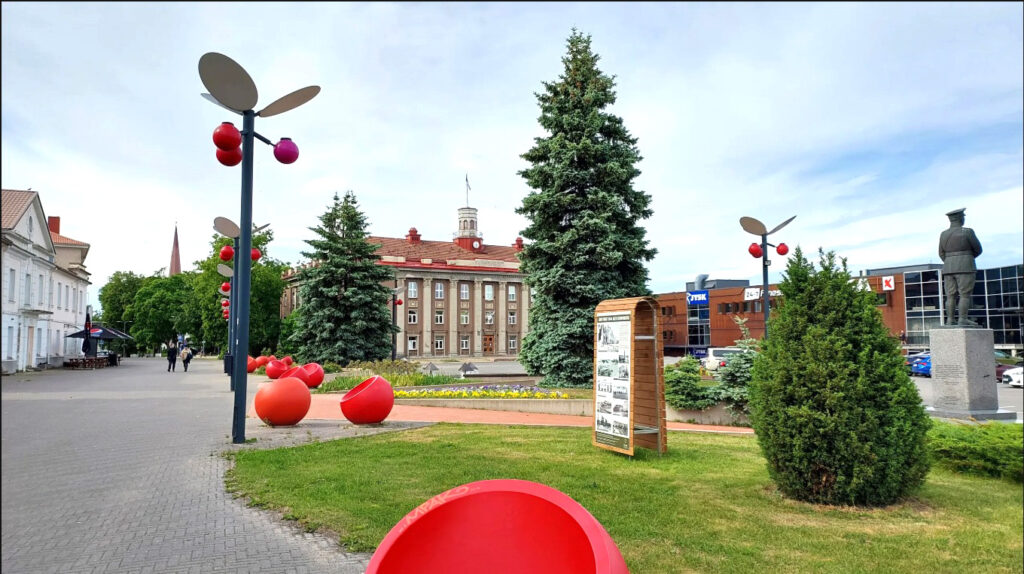 Vaade Jõhvi linna keskväljakule, kus jõhvikaid / kuremarju nii maas kui õhus. Paremal paistab ka jõhvilaste / jõhvikate oma kindrali Aleksander Tõnissoni kuju. Foto: Erik Gamzejev, Põhjarannik