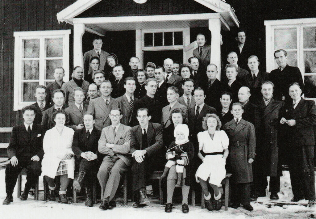 Elna Viikholm (Lahesaare) Libe (ees paremal) elas 1944. aastal Rootsi saabudes esmalt Umea põgenikelaagris.