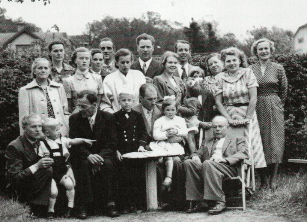 Libe pere 1930-ndatel. Kaheksane Viktor kikilipsu ja esindusliku säravate nööpidega jakiga keskel koos isa ja õega.