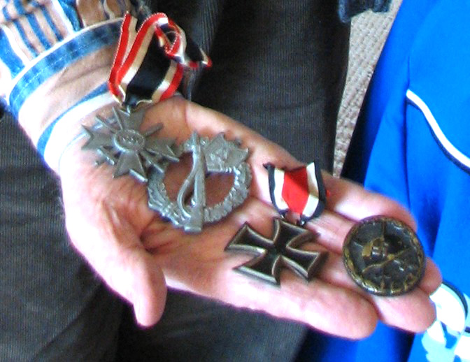 Viktor näitab sõjast jäänud autasusid.