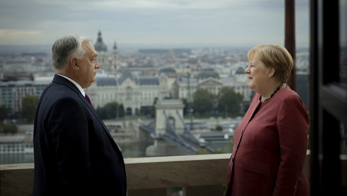 Budapest, 2025. október 1. A Miniszterelnöki Kommunikációs Fõosztály által közreadott képen Orbán Viktor miniszterelnök fogadja Angela Merkelt, a Németországi Szövetségi Köztársaság korábbi kancellárját a Karmelita kolostorban 2025. október 1-jén. MTI/Miniszterelnöki Kommunikációs Fõosztály/Fischer Zoltán