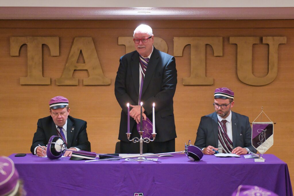 Pidulik konvent toimus enne reedest Vennastuspidu. Eestseisuse lauas istuvad (vasakult) vil! Toomas Kütti, selle aasta Senior vil! Toomas Koger ja vil! Mihkel Kütti. Pildil vil! Koger tervitab korportasiooni liikmeid ja külalisi. Foto: vil! Peeter Põldre