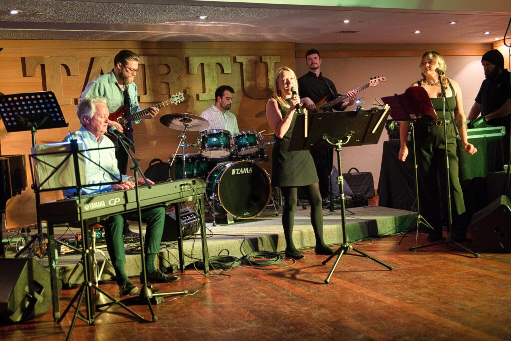 Pildil ansambel ,,Kaja Reloaded“, koosseisus vil! Mihkel Liik klaviatuuril, Liisa Käärid ja Helmi Hess laul ning tagaplaanil kolm Humber College’i džässprogrammi vilistlast, kitarril Vincent Bundick, trummidel Davide Corazza ja basskitarril Matt McCormack. Ansambel ,,Kaja Reloaded“ esines kahel korral korp! Vironia juubelipidustuste avaõhtul 13. novembril. Esmalt džässpaladega õhtu alguses ning peo teisel poolel (siinsel fotol) tantsumuusikaga. Foto: vil! Peeter Põldre