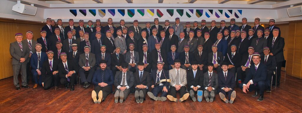 Grupifoto korp! Vironia 125.a. juubeli vennastuspeolt. Pildil vironused ja külalised. Kokku oli peol 100 meest, aga kahjuks mõned, kes hilinesid, puuduvad pildilt. Esimeses reas istuvad seitse rebast, koos Oldermanniga, kes on rebaste kasvataja ning juht. Foto: vil! Peeter Põldre