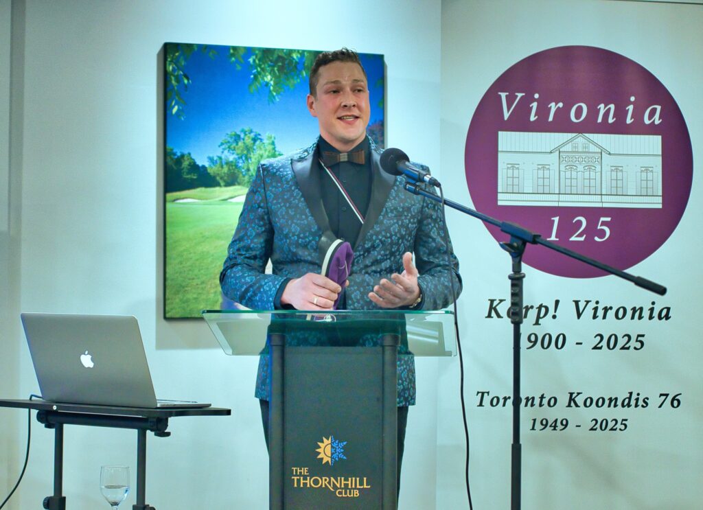 Akadeemilise aktuse peakõneleja oli Chef vil! Paul Lillakas, kes on tuntud nii kohalikus eesti kogukonnas kui ka televisioonis ja trükimeedias kokana, konsultandina ja retseptide loojana. Paul kõneles teemal: ,,A Recipe for Celebration! Foods and Traditions that Bring Us Together!“. Kõne sisu oli huvitav, asjalik ja vahel ka humoorikas. Seda teemat said külalised pikemalt edasi arutada järgneva perekonnaõhtu laudkondades. Foto: vil! Peeter Põldre