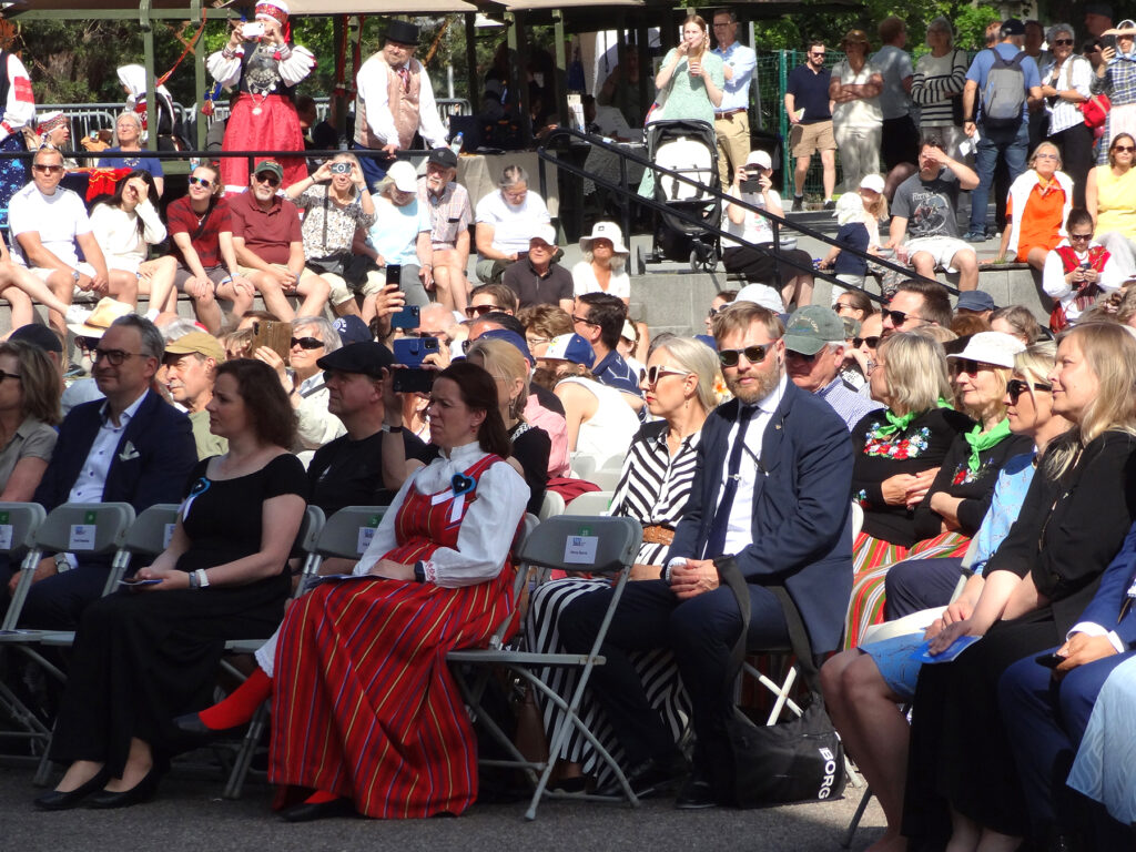 Jaanika publiku hulgas jälgimas ESTO avakontserdi esinemisi Skansenis Stockholmis.