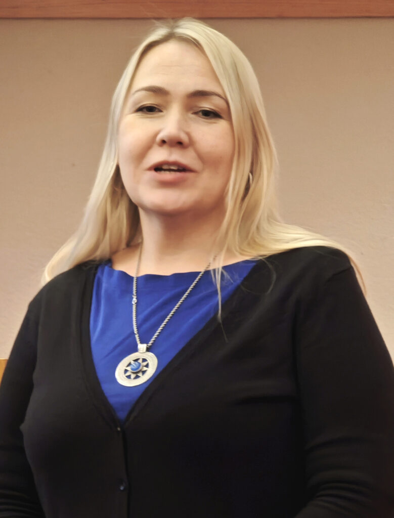 Esineb Helna Karu haridus- ja teadusministeeriumist, andes ülevaate eestikeelsele haridusele üleminekust Eestis. Foto: Paul Kiilaspea