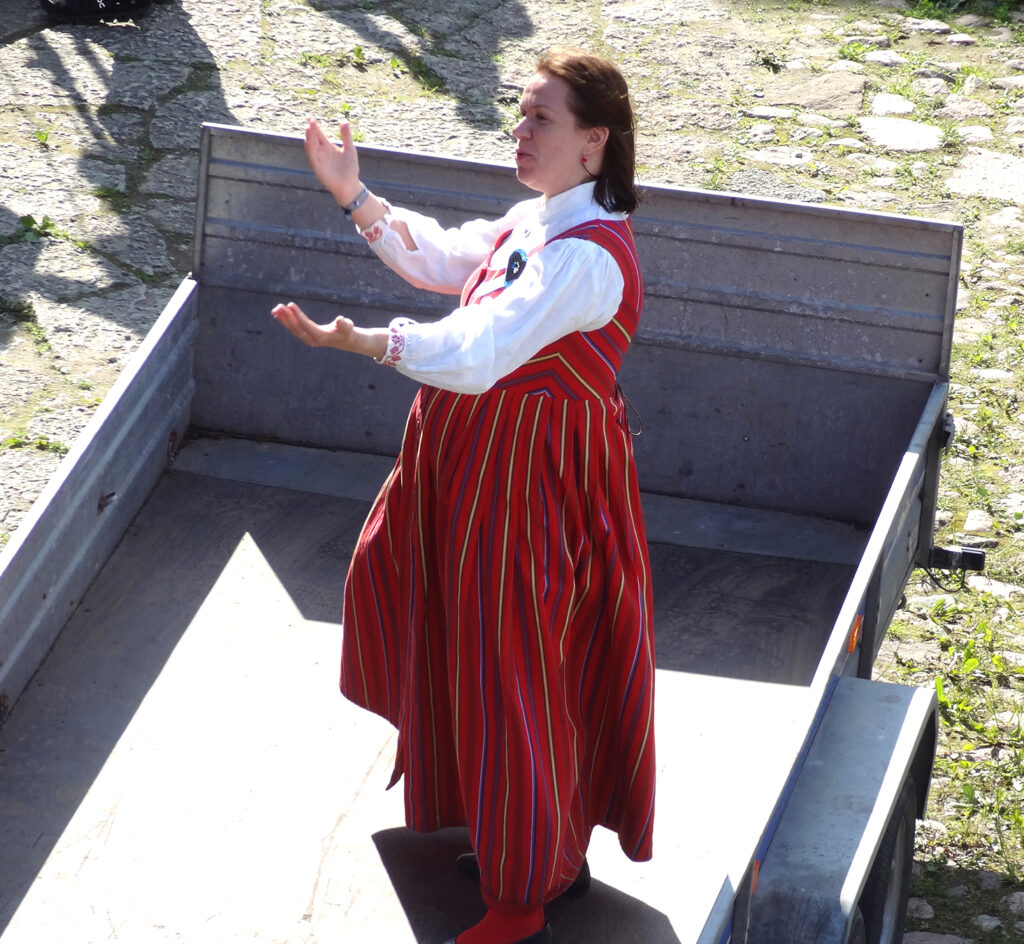 Kuna ilmaolud muutusid drastiliselt, tuli Narva linnuses toimunud kontserdil dirigeerimispoodiumiks kasutada autokäru.