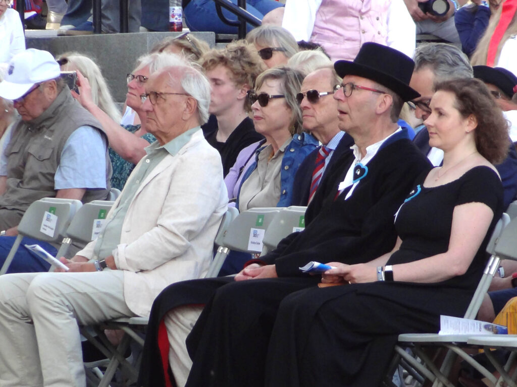 Mall elab kaasa ESTO avakontserdile ,,Ajaaknad“, temast vasakul Jaan Seim ja Toomas Tuulse.