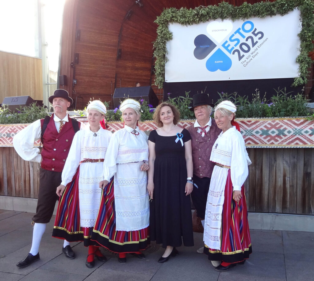 Mall Paulus koos Peterburi eesti rahvatantsijatega.