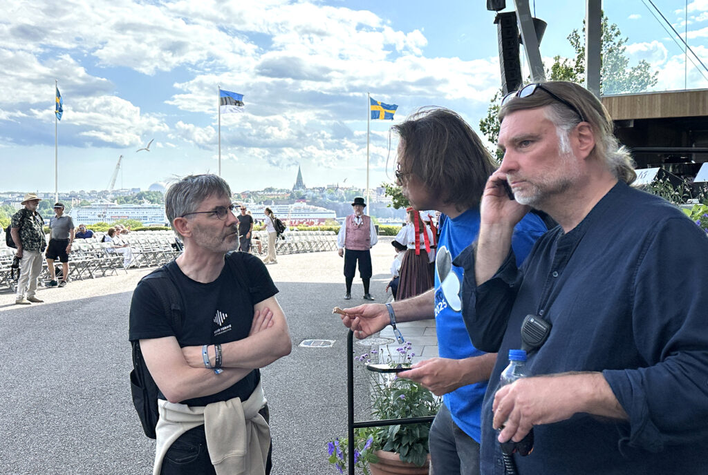 Skansenis avakontserdi peaproovil. Valdo (telefoniga), Ants Johanson ja Taave Vahermägi. Foto: Maimi Laks