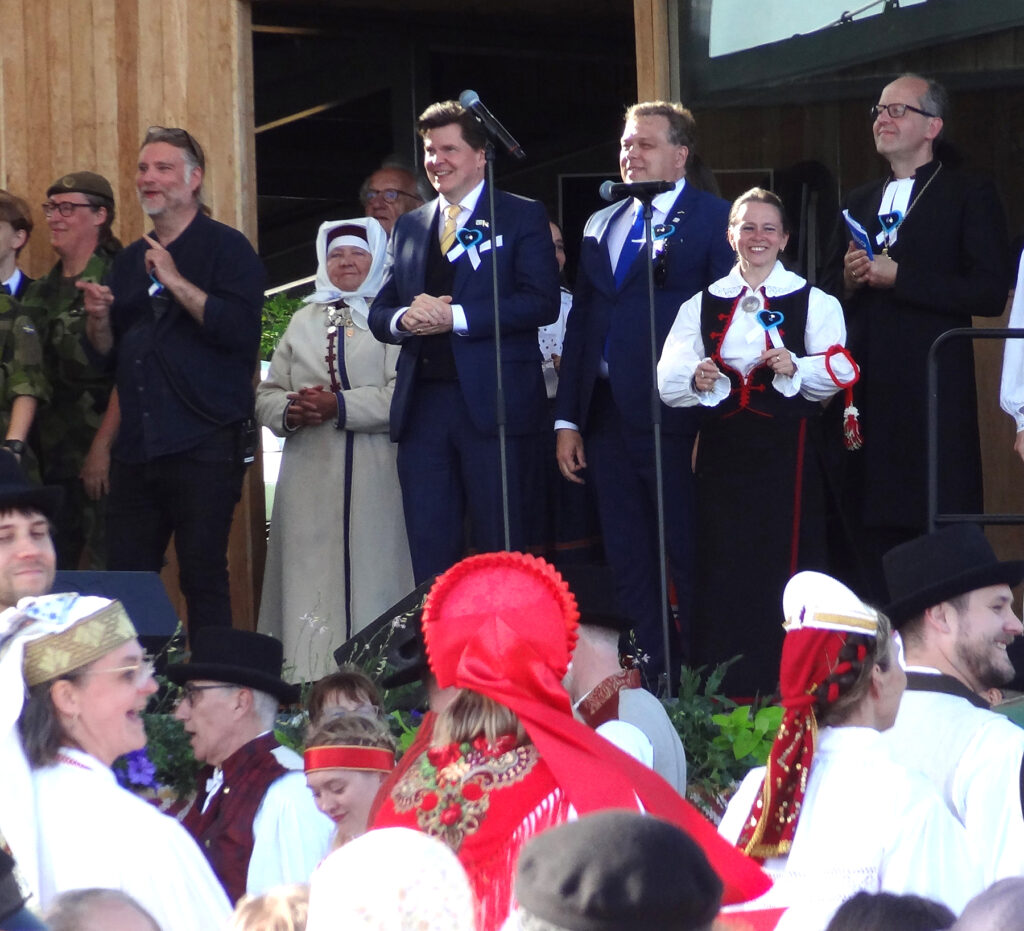 Kontserdil Skansenis. Peaprodutsent Valdo Kask, Rootsi Riigipäeva esimees Andreas Norlen, Eesti riigikogu esimees Lauri Hussar, Esto peakomitee esimees Sirle Sööt, piiskop Ove Sander. Foto: Kai Kiilaspea
