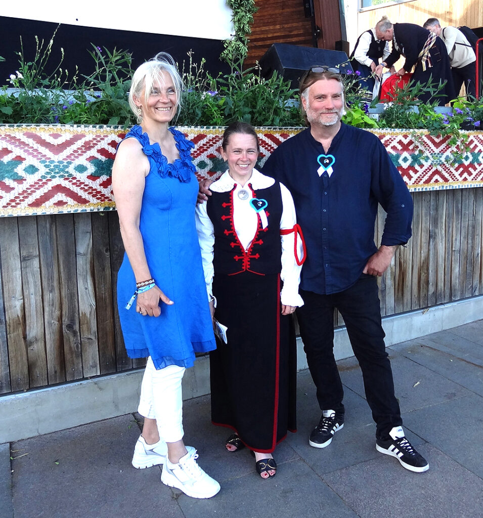 Pärast ESTO 2025 avakontserti Skansenis. ESTO visuaalide autor Maimi Laks, peakomitee esimees Sirle Sööt, avakontserdi produtsent Valdo Kask. Foto: Kai Kiilaspea