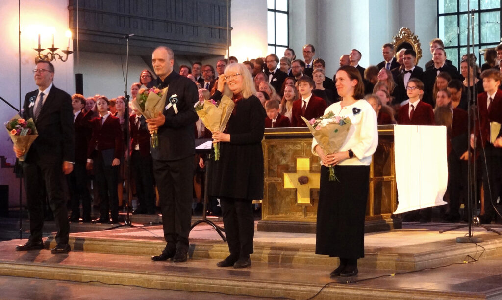 Cyrillus Kreegi Reekviem tuli esitusele nii Stockholmis kui Narvas, kuid pisut erinevas esituses. Tänulilled Stockholmi kontserdi järel (par.): Jaanika Kuusik, Ene Salumäe, Hirvo Surva, Jaan Seim.