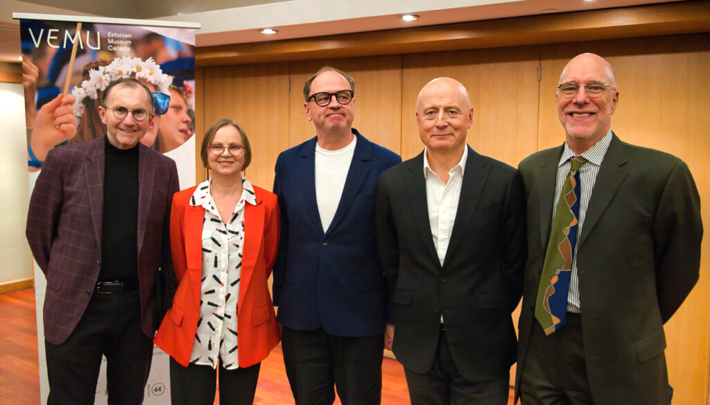 Toronto sümfooniaorkestri juhatuse esimees Tom Smee, VEMU peaarhivaar Piret Noorhani, helilooja Tõnu Kõrvits, dirigent Paavo Järvi, CBC saatejuht Tom Allen 31. oktoobril Tartu College’is toimunud kohtumisõhtul.