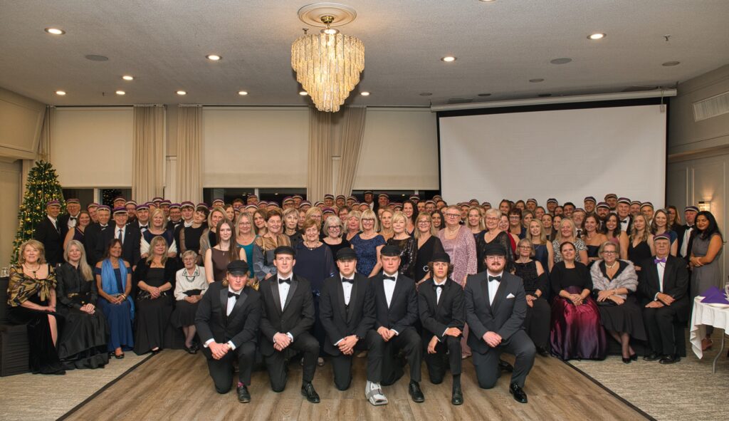 Korp! Vironia 125.a. juubeliballi ehk perekonnaõhtu grupifoto. Rahvast oli peol kokku 125, mis oli huvitav ning sobiv kokkusattumus 125.a. juubeli puhul. Foto: vil! Peeter Põldre