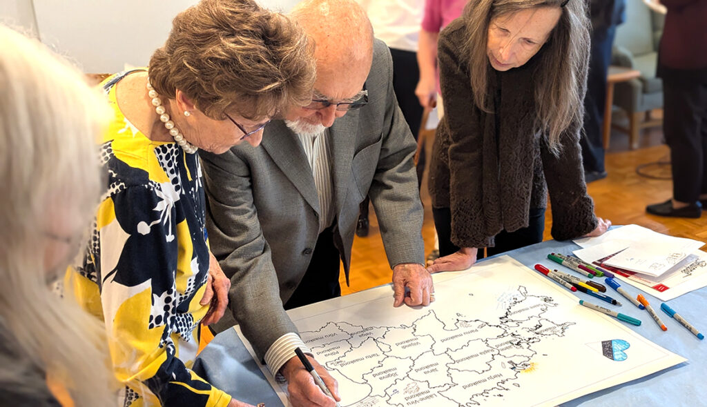 Vivi Kivi, Guido Laikve ja Erika Jõgi Eesti kaardi maketti täiendamas.