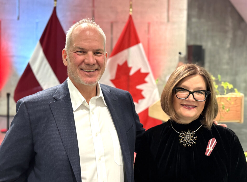 Jeff Mierins, Ottawa ärimees ja Ina Ozoliņa, Läti suursaadiku abikaasa Läti iseseisvuspäeva tähistamisel. Foto: © Ülle Baum