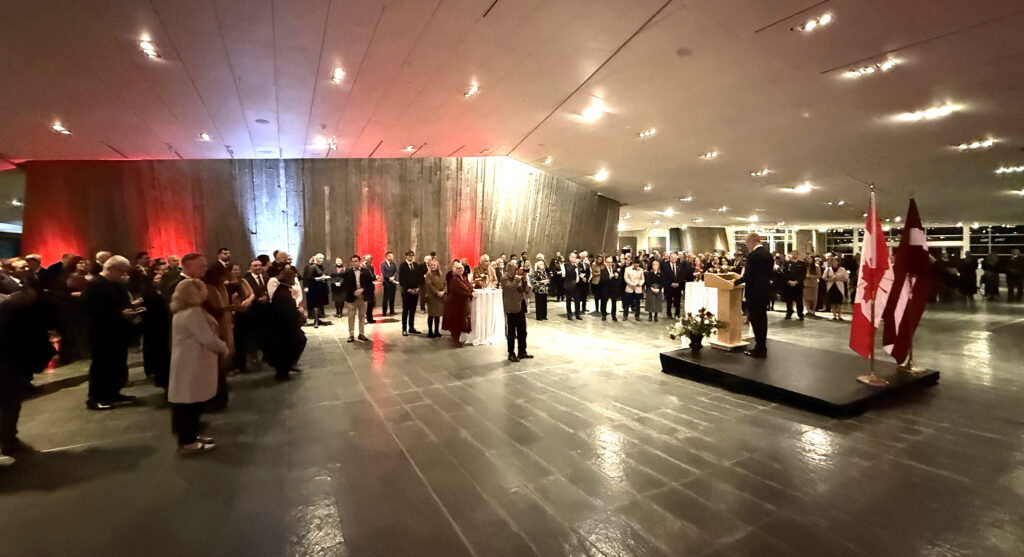 Läti suursaatkonna korraldatud 107. iseseisvuspäevale pühendatud pidulikul vastuvõtul Kanada sõjamuuseumis viibisid paljud Kanada valitsuse ja välisministeeriumi esindajad, nende seas ka Chief of Protocol of Canada Sébastian Carrière, Global Affairs Canada. Foto: © Ülle Baum