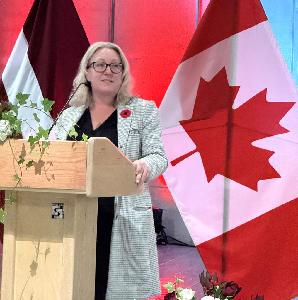 Mona Fortier, Parliamentary Secretary to the Minister of Foreign Affairs esines kõnega 3. novembril Kanada sõjamuuseumis Läti rahvuspüha tähistamisele pühendatud üritusel, mida oli korraldatud Läti Suursaatkond Ottawas. Foto: © Ülle Baum