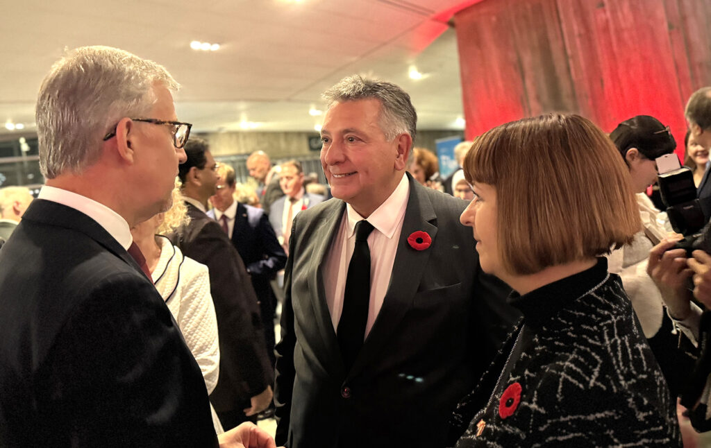 Läti iseseisvuse 107. aastapäevale pühendatud pidulikule vastuvõtule Kanada sõjamuuseumis 3. novembril oli kokku tulnud enam kui 300 inimest, nende hulgas Kanada valitsuse liikmeid, suursaadikuid ja diplomaate. Nende hulgas olid ka Eesti suursaadik Kanadas Margus Rava ja konsul Tiina Tarkus. Fotol: Läti Vabariigi suursaadik Kanadas Kaspars Ozoliņš, Charles Sousa, MP, Chair, Standing committee on National Defence, ja Marie-France Lalonde, MP, Chair, Standing Committee on Veterans Affairs vestlushoos. Foto: © Ülle Baum